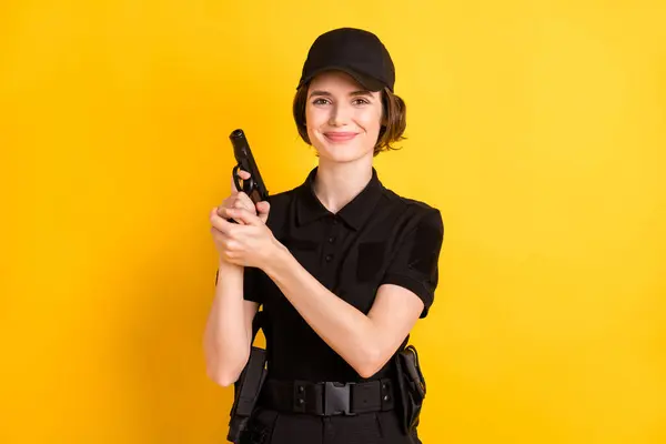 Zdjęcie Szczęśliwej Uśmiechniętej Czarującej Policjantki Czarnym Mundurze Trzymać Pistolet Odizolowany — Zdjęcie stockowe