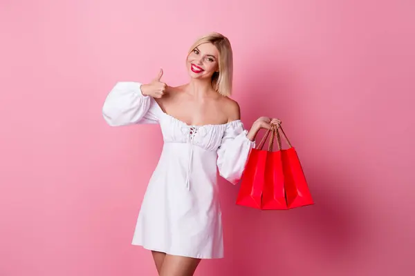 ボブヘアスタイルの白いドレスを着用したかわいい楽観的な女性の肖像画は ピンク色の背景に隔離された新しい衣装ショーを購入します — ストック写真