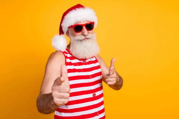 Photo Cheerful Cool Senior Guy Dressed Christmas Swimwear Hat Glasses — Stock Photo, Image