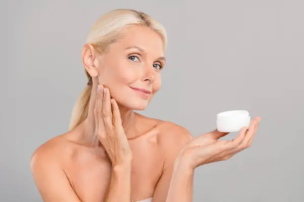 Photo Positive Cute Senior Lady Nude Shoulders Applying Cheekbone Face — Stock Photo, Image