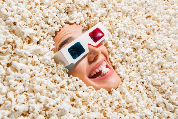 以上照片是令人印象深刻的开开心心的人笑着吃电影3D眼镜面糊爆米花背景 图库图片