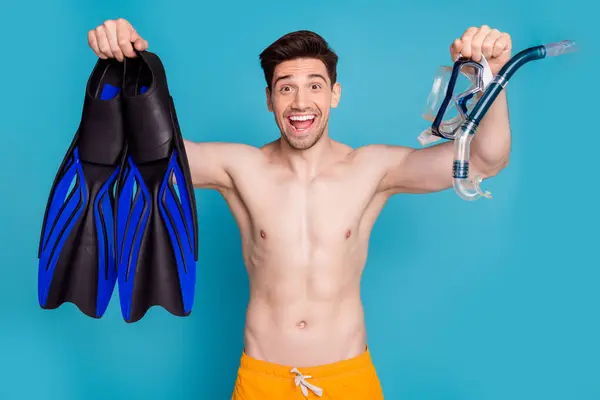 Foto Van Koele Opgewonden Shirtloze Man Glimlachende Stijgende Flippers Duiken — Stockfoto