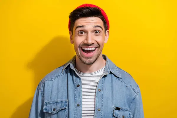 興奮するファンキーな男の写真 デニムジャケット 笑顔の開いた口隔離された黄色の背景 — ストック写真