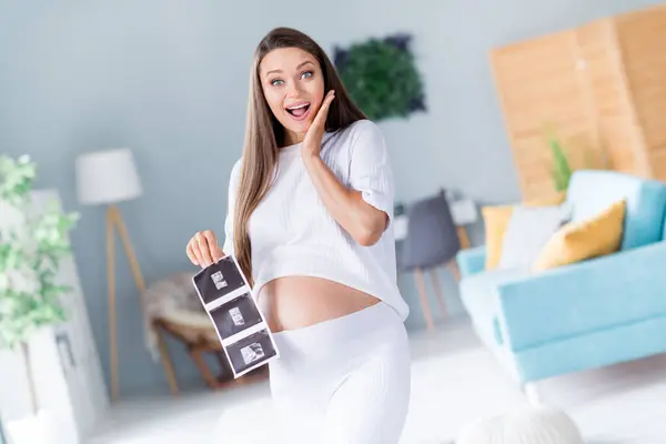 Photo Excited Positive Cheerful Glad Lovely Pregnant Girl Indoors Flat — Stock Photo, Image