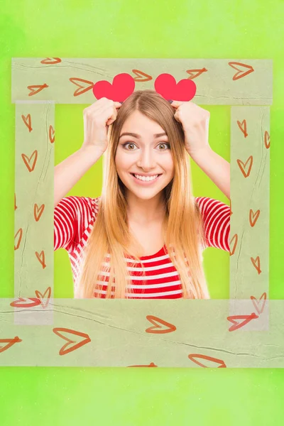 Pionowe Śmieszne Zdjęcie Collage Ładna Dziewczyna Trzymać Dwa Papierowe Serca — Zdjęcie stockowe