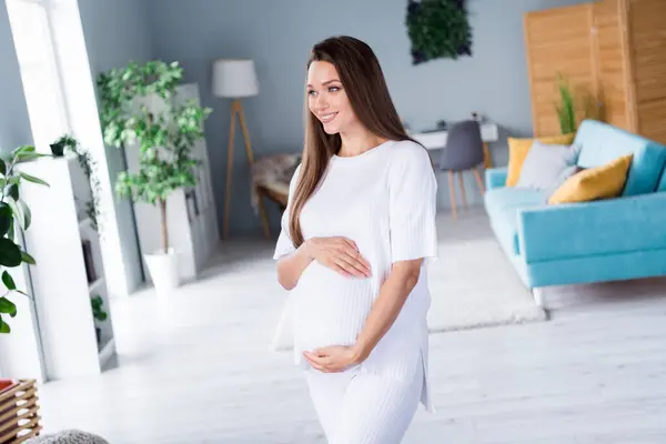 Neşeli Güzel Hamile Bir Kızın Karnına Dokunduğu Hamileliğin Tadını Çıkardığı — Stok fotoğraf