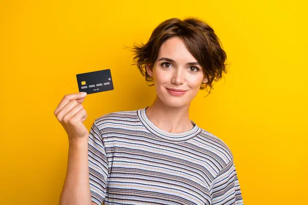 Retrato Menina Adorável Inteligente Satisfeito Desgaste Cinza Shirt Demonstrar Cartão — Fotografia de Stock