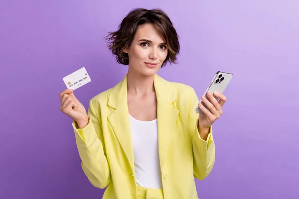 Foto Jovem Segurando Plástico Cartão Branco Pagamento Débito Segurar Smartphone — Fotografia de Stock
