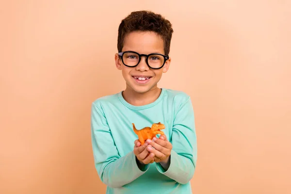Photo Charming Cheerful Boy Hands Showing Toy Dino Learning History — Stock Photo, Image