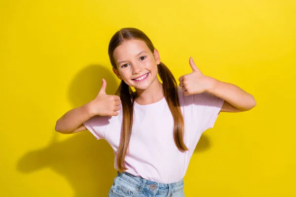 Foto Criança Pequena Positiva Confiante Usar Camiseta Rosa Mostrando Dois — Fotografia de Stock