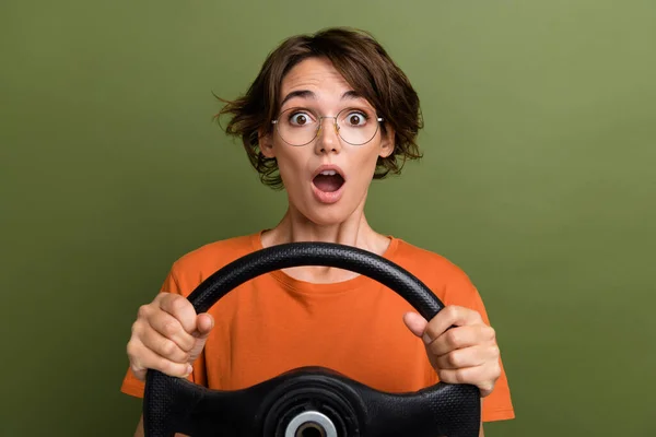 Zdjęcie Młodej Zabawnej Dziewczyny Studiuje Pierwszy Raz Trzymając Kierownicę Samochód — Zdjęcie stockowe