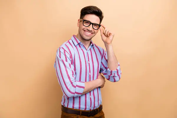 ベージュ色の背景に隔離されたスタイリッシュなオフィスドレスコードに触れる陽気なハンサムな若い起業家の肖像 — ストック写真