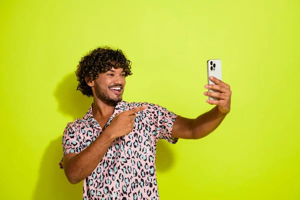 Foto Retrato Agradável Jovem Ponto Masculino Segurar Telefone Selfie Desgaste — Fotografia de Stock