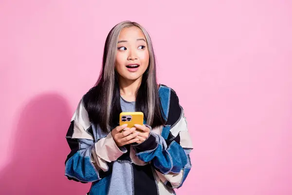 Photo Impressed Girl Dyed Hair Dressed Pullover Hold Smartphone Staring — Stock Photo, Image