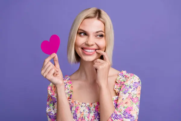 Fotografie Unei Femei Drăguțe Îmbrăcată Bluză Flori Ținând Buzele Roz — Fotografie, imagine de stoc