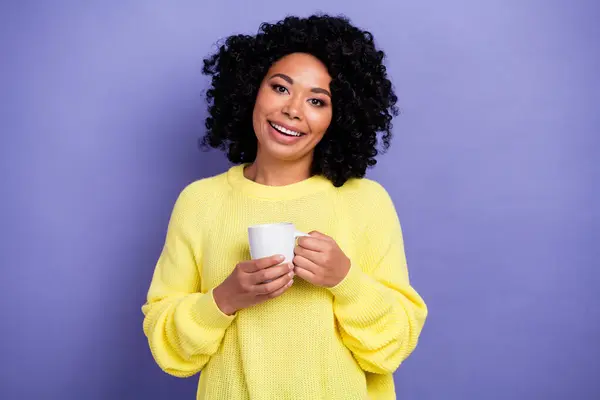 Zdjęcie Pozytywne Optymistyczne Miła Kobieta Afro Włosy Ubrany Żółty Sweter — Zdjęcie stockowe