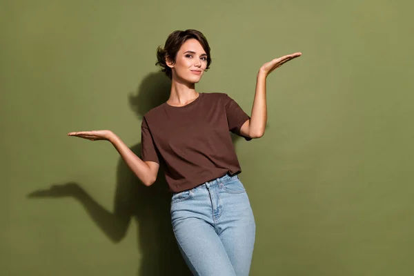 Foto Der Angenehmen Optimistischen Frau Gekleidet Braunes Shirt Jeans Arme — Stockfoto