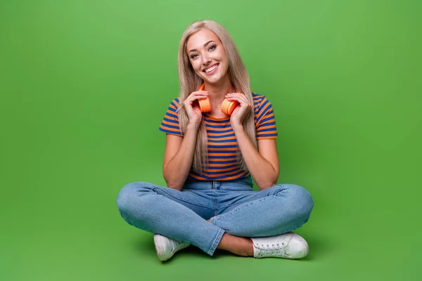 Ganzkörperfoto Von Fröhlichen Studentenmädchen Mag Ihr Modernes Accessoire Orange Drahtlose — Stockfoto