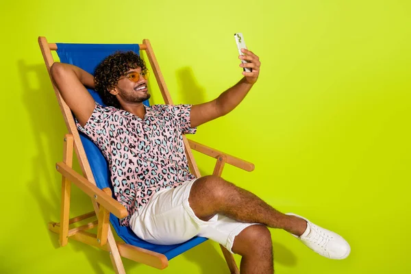 Foto Retrato Videollamada Masculina Joven Agradable Sentarse Sunbed Desgaste Moda — Foto de Stock