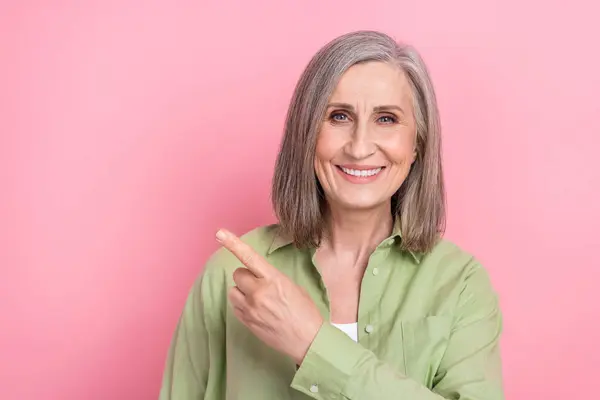 Zdjęcie Starszej Firmy Kobieta Siwe Włosy Uśmiechnięty Bezpośredni Palec Wskazują — Zdjęcie stockowe