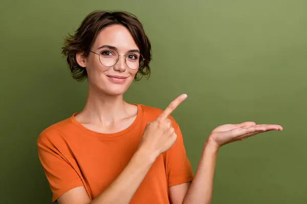 Portret Miłej Kobiety Nosić Stylowy Shirt Okularach Kierując Dłoni Prezentując — Zdjęcie stockowe