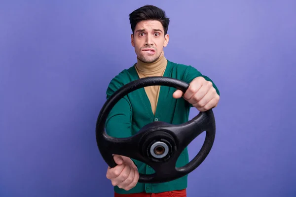 ストレスを受けた落ち込んだ男性の写真 トレンディな緑の服を着る ステアリングホイール 紫色の背景に隔離された新しい車の道路交通ジャム — ストック写真