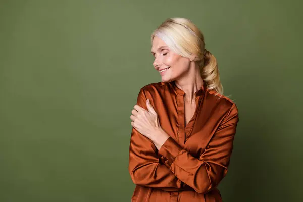 Porträtt Trevlig Glad Person Med Blont Hår Bära Elegant Blus — Stockfoto