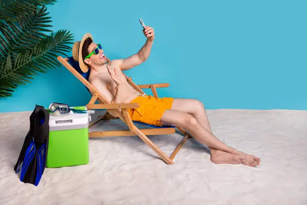 Full Length Photo Positive Friendly Shirtless Man Sitting Deckchair Recording — Zdjęcie stockowe