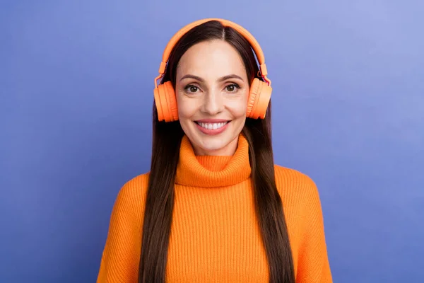 Portret Dojrzałej Szczęśliwej Kobiety Pomarańczowym Pulowerze Meloman Lubi Nowe Stylowe — Zdjęcie stockowe
