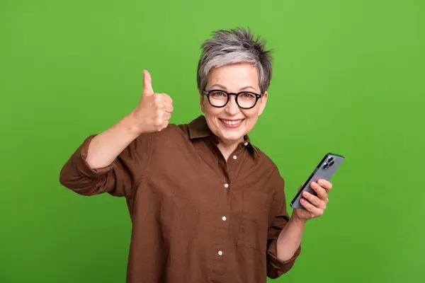 Portrét Spokojený Chytrý Člověk Oblečený Hnědé Oblečení Brýlích Držení Smartphone — Stock fotografie