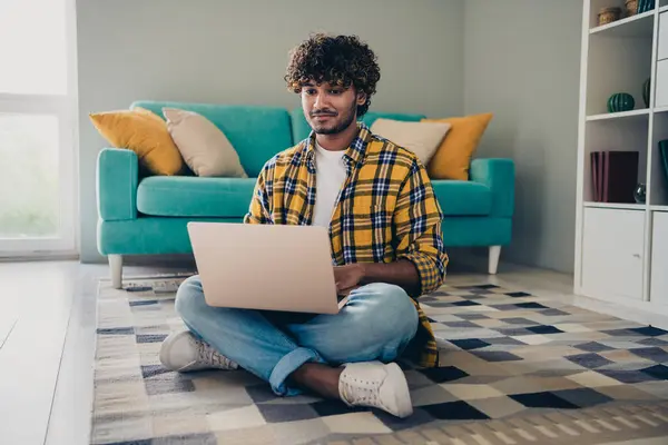Photo Confident Successful Engineer Administrator Working Home Sitting Carpet Workspace — Stock Photo, Image