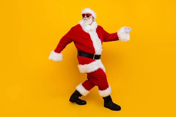 Ganzkörperprofil Foto Von Charismatischen Gealterten Weihnachtsmann Fuß Leeren Raum Weihnachten — Stockfoto