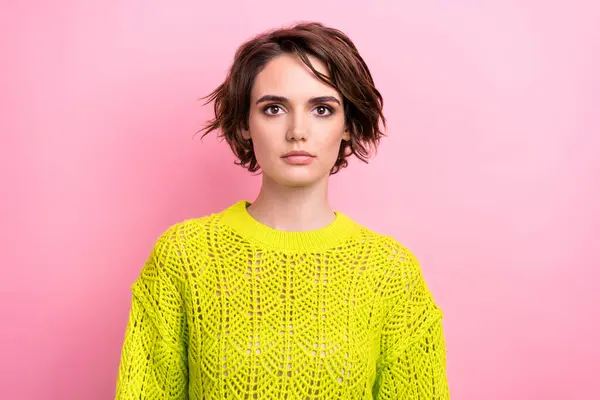 自信的年轻女子穿着针织毛衣 穿着浅褐色头发的肖像 促进粉色背景下的手工制衣 — 图库照片