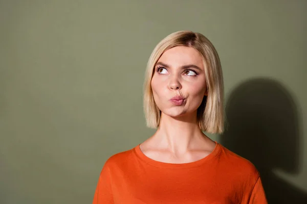 Foto Portret Van Aantrekkelijke Jonge Vrouw Kijken Sceptische Lege Ruimte — Stockfoto