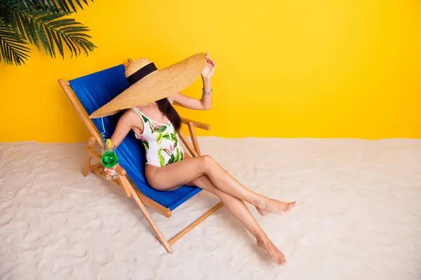 全长照片 迷人可爱的女士身穿泳衣 享受度假胜地的度假椅空旷的空间孤立的黄色背景 — 图库照片