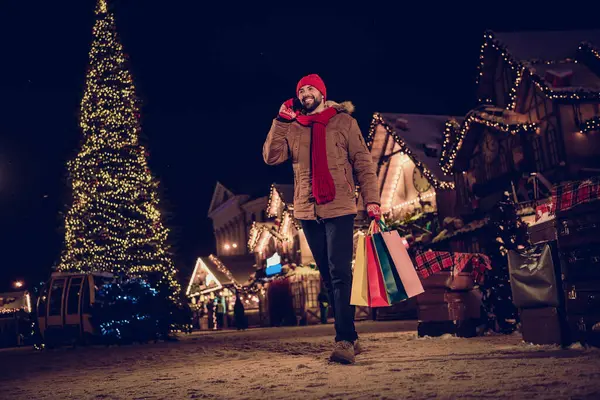 Neşeli Pozitiflerin Fotoğrafı Ceketli Modern Aletlerle Konuşan Şehir Panayırında Noel — Stok fotoğraf