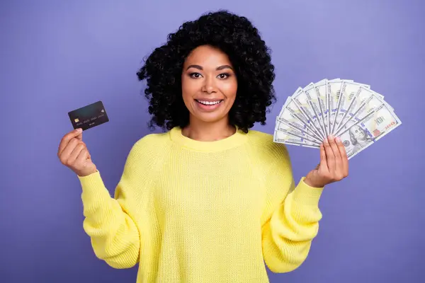 Çekici Genç Bir Kadının Portresi Kredi Kartı Para Banknotu Hayranı — Stok fotoğraf