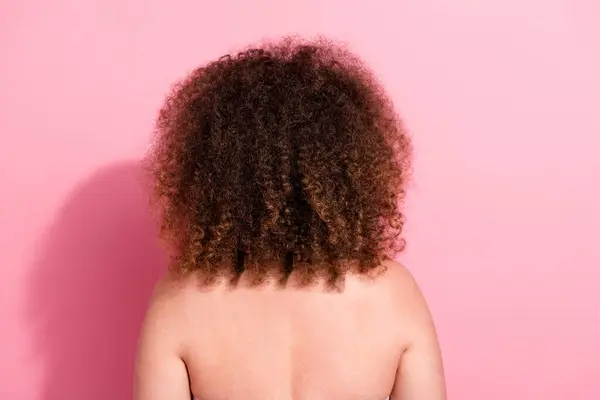 后视镜照片中漂亮女人在美容院后秀发的照片 在粉色背景下被分离出来 — 图库照片