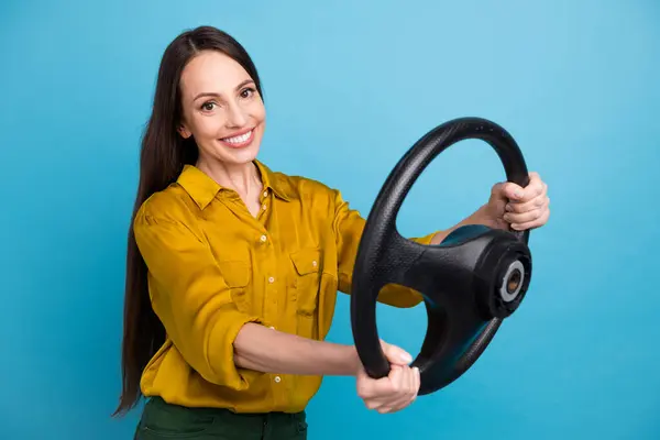 良い気分の写真 ポジティブな女性ドレスイエローシャツ運転自動車隔離ブルーカラー背景 — ストック写真