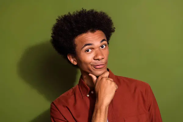Afro Saçlı Kahverengi Gömlekli Komik Bir Adamın Fotoğrafı Çene Üstüne — Stok fotoğraf