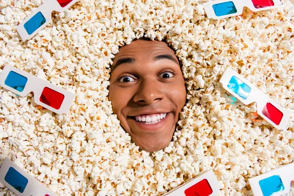 Foto Von Oben Positive Funky Kerl Verrückt Popcorn Snack Warten — Stockfoto