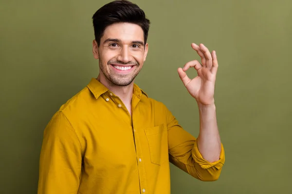Photo Attractive Positive Person Toothy Smile Hand Fingers Demonstrate Okey — Stock Photo, Image