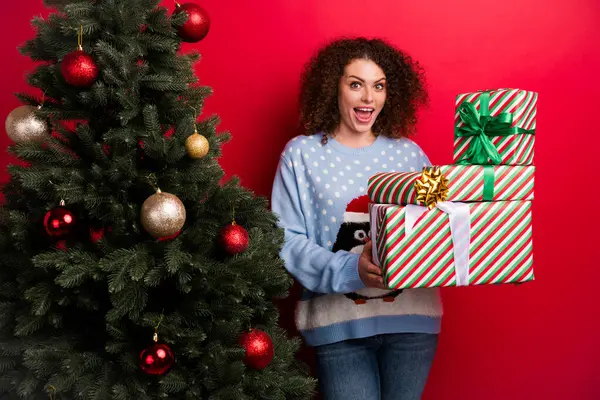 Photo Excited Impressed Girl Dressed Ugly Christmas Sweater Getting Gifts — Stock Photo, Image