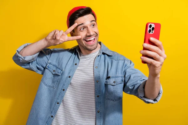 Zdjęcie Wesoły Pozytywny Facet Nosić Dżinsową Kurtkę Takking Selfie Nowoczesne — Zdjęcie stockowe
