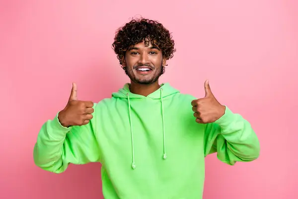 Portrét Veselý Optimistický Mladý Arabský Chlap Zelené Trendy Mikina Palce — Stock fotografie