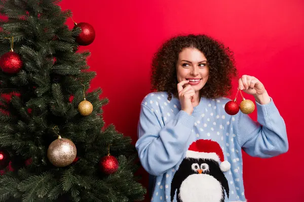 Foto Von Hübschen Nachdenklichen Mädchen Gekleidet Hässliche Weihnachten Pullover Finger — Stockfoto