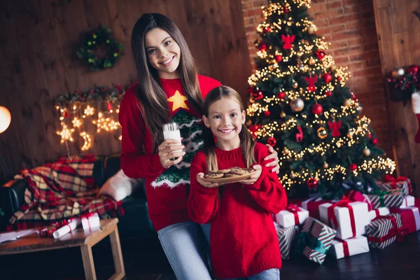 夢のような陽気な小さな姉妹の写真は サンタカカオチョコレートビスケットを調理する赤いジャンパーを着用します 新年北極の家 — ストック写真