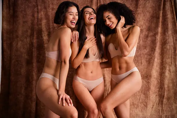Çamaşırı Giymiş Komik Bayanların Fotoğrafı Filtre Derisi Kucaklayan Gülen Izole — Stok fotoğraf