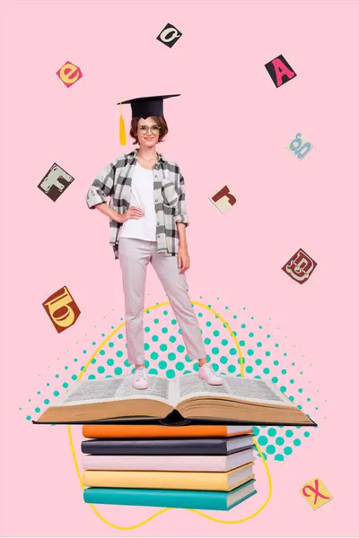 正面迷你女子临终关怀帽的垂直拼贴图站在巨大的打开的堆栈书堆上 用粉色背景隔开飞扬的信件 — 图库照片