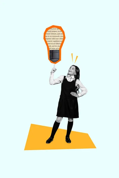 小さなスマートスクールガールブラックホワイトエフェクトポイントの縦の写真コラージュ アイデアのアイデアの大きな電球の概念を学校に戻す — ストック写真